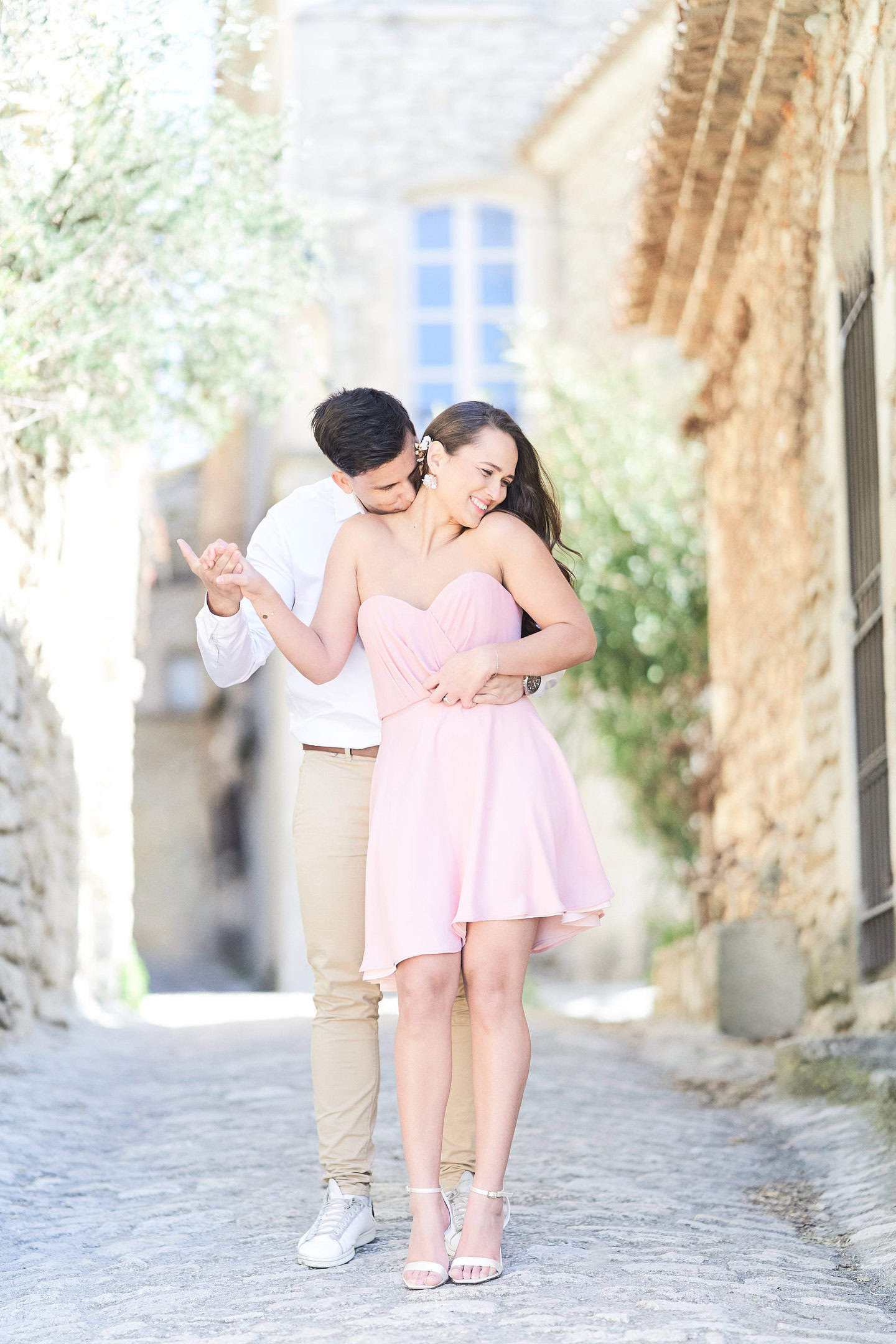 séance fiançailles gordes robe rose couple photographe