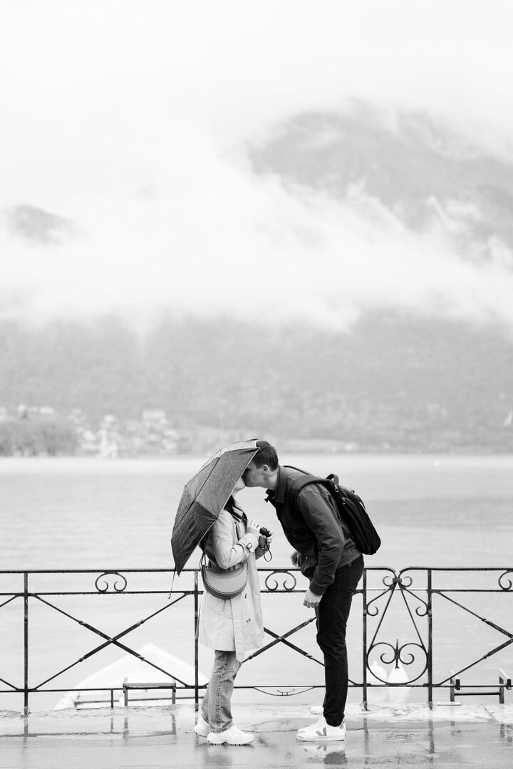 vidéaste mariage lyon couple sous la pluie demande en mariage