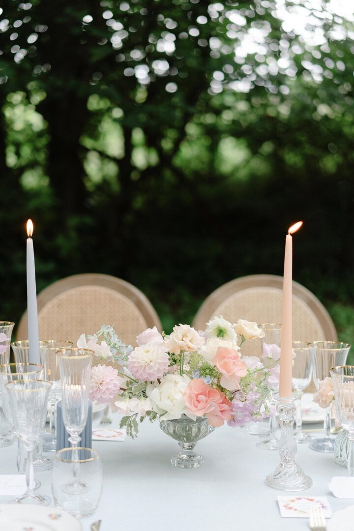 centre de table fleuri sur nappe bleue mariage romantique